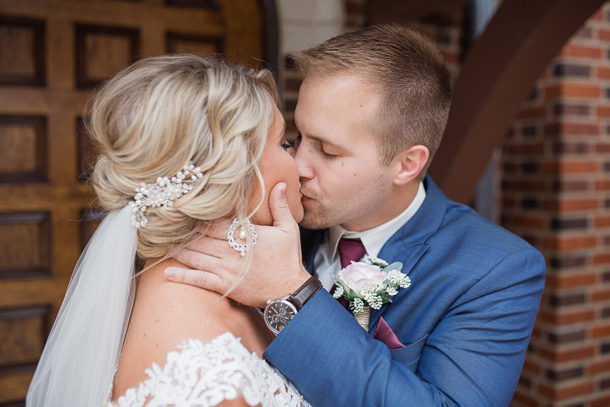 chicago-wedding-photography-kissing-bride-and-groom