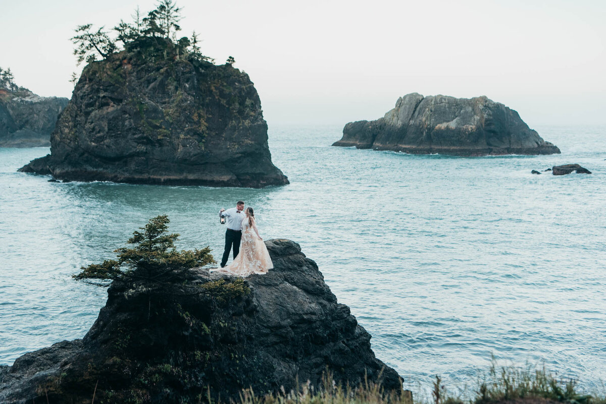 Elopement couple Secret Beach Oregon