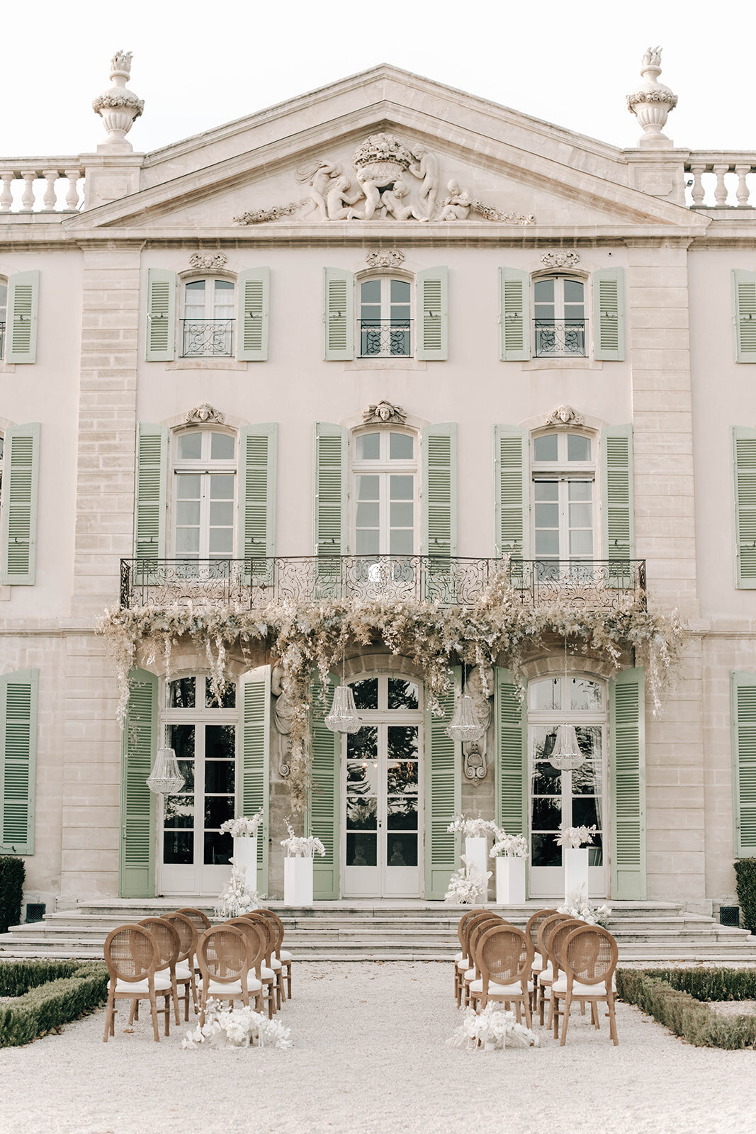 suspension-capucineatelierfloral-tourreau-provence-mariage-moderne-chateau-fleuriste