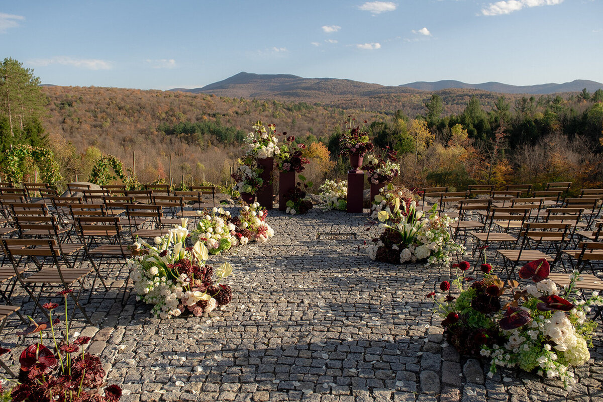 modern-white-burgundy-wedding-ceremony-chateau-sainte-agnes