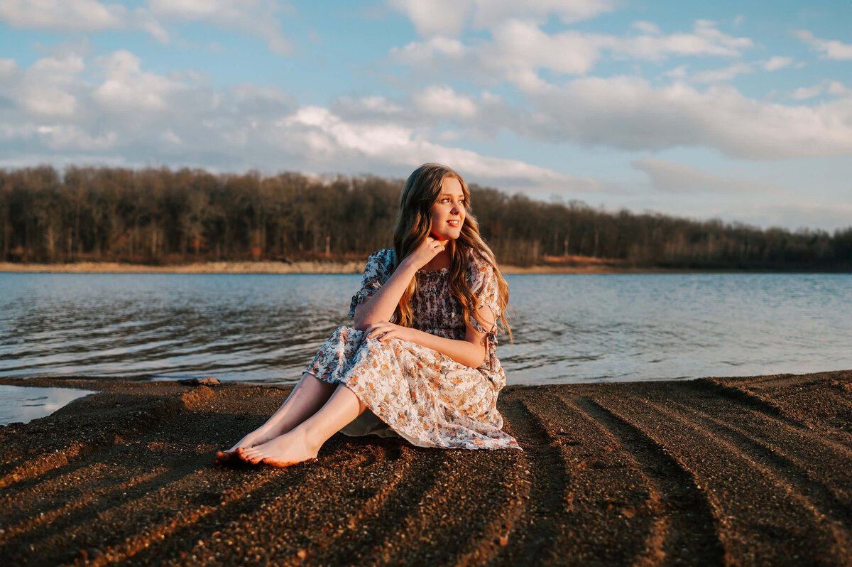 Branson MO senior photographer Jessica Kennedy of The Xo Photography captures high school senior sitting by lake