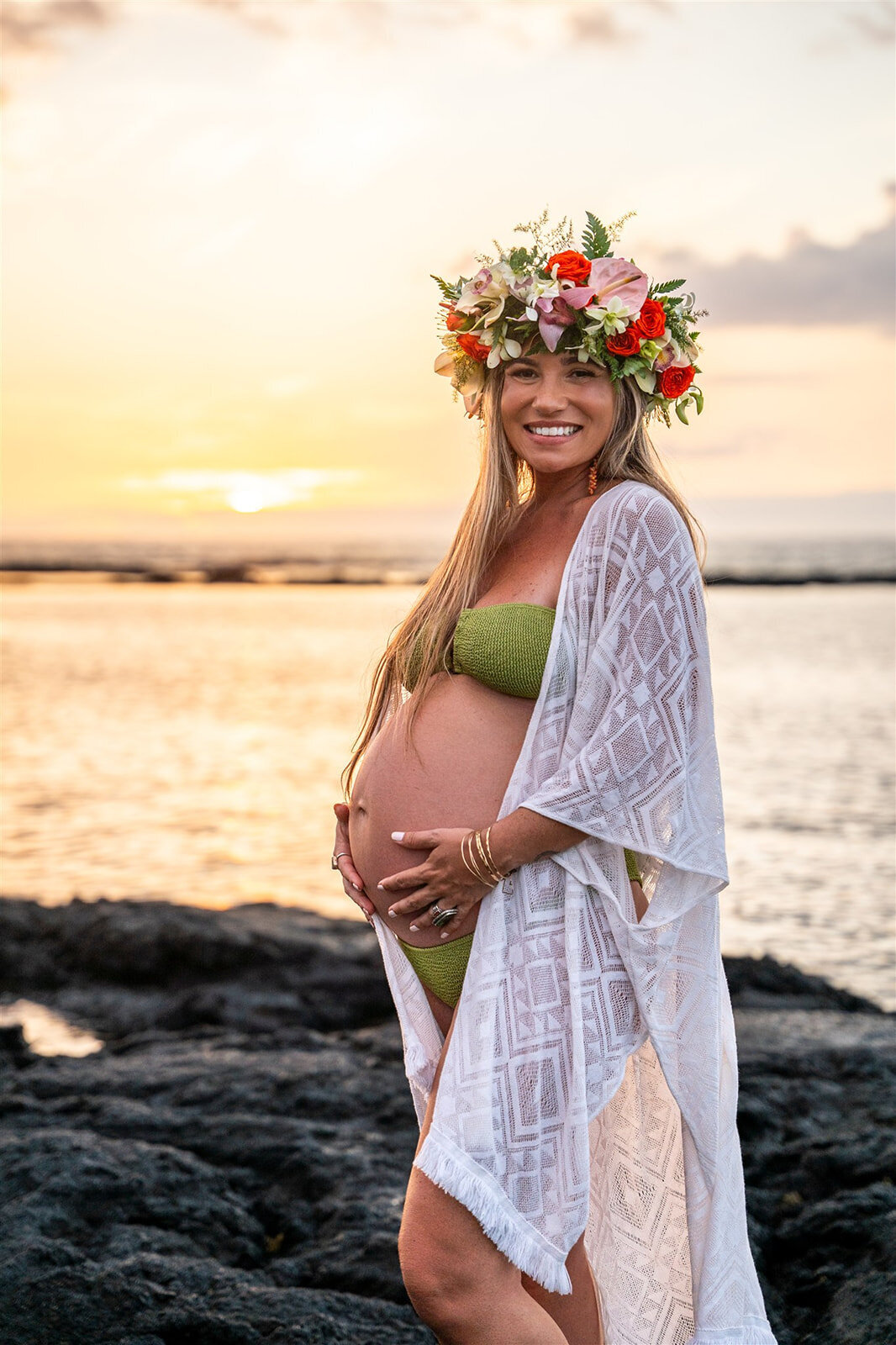 maternity family photos on the big island during sunset
