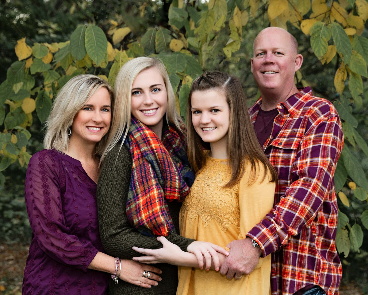 Family photo of mom an dad and two daughters at frontier park in Erie Pa