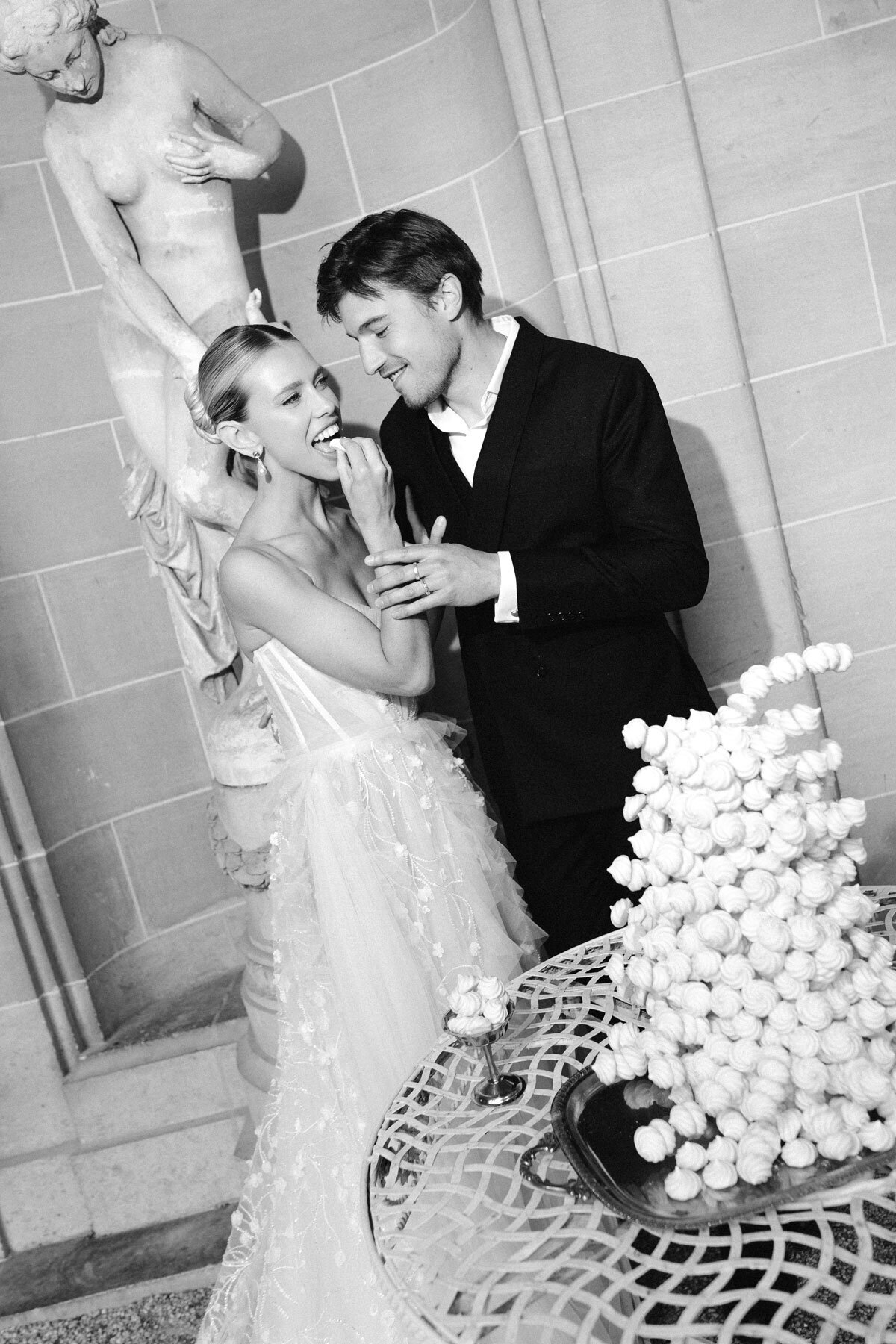 A meringue tower as an alternative wedding cake at a intimate high-end wedding.