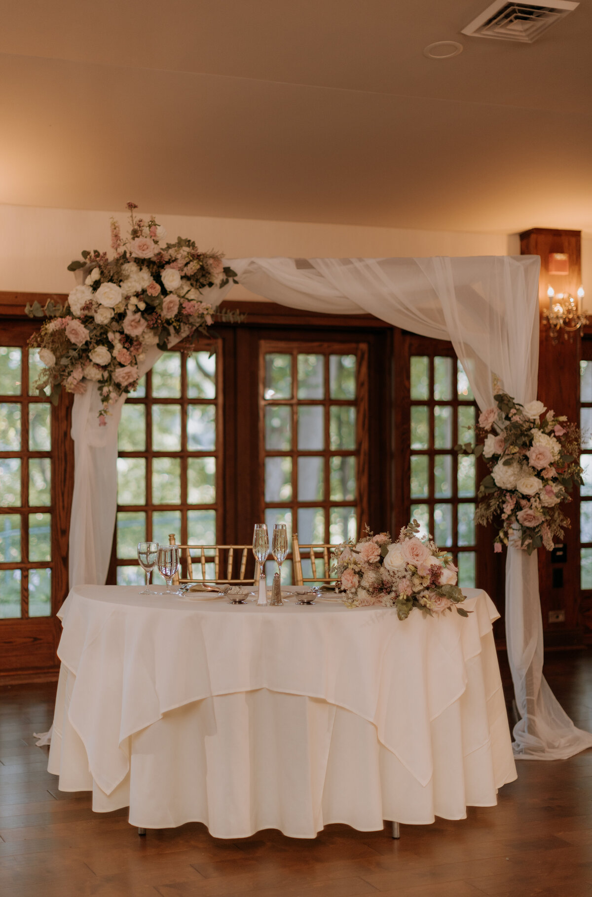 sweetheart-table-at-saint-clements-castle