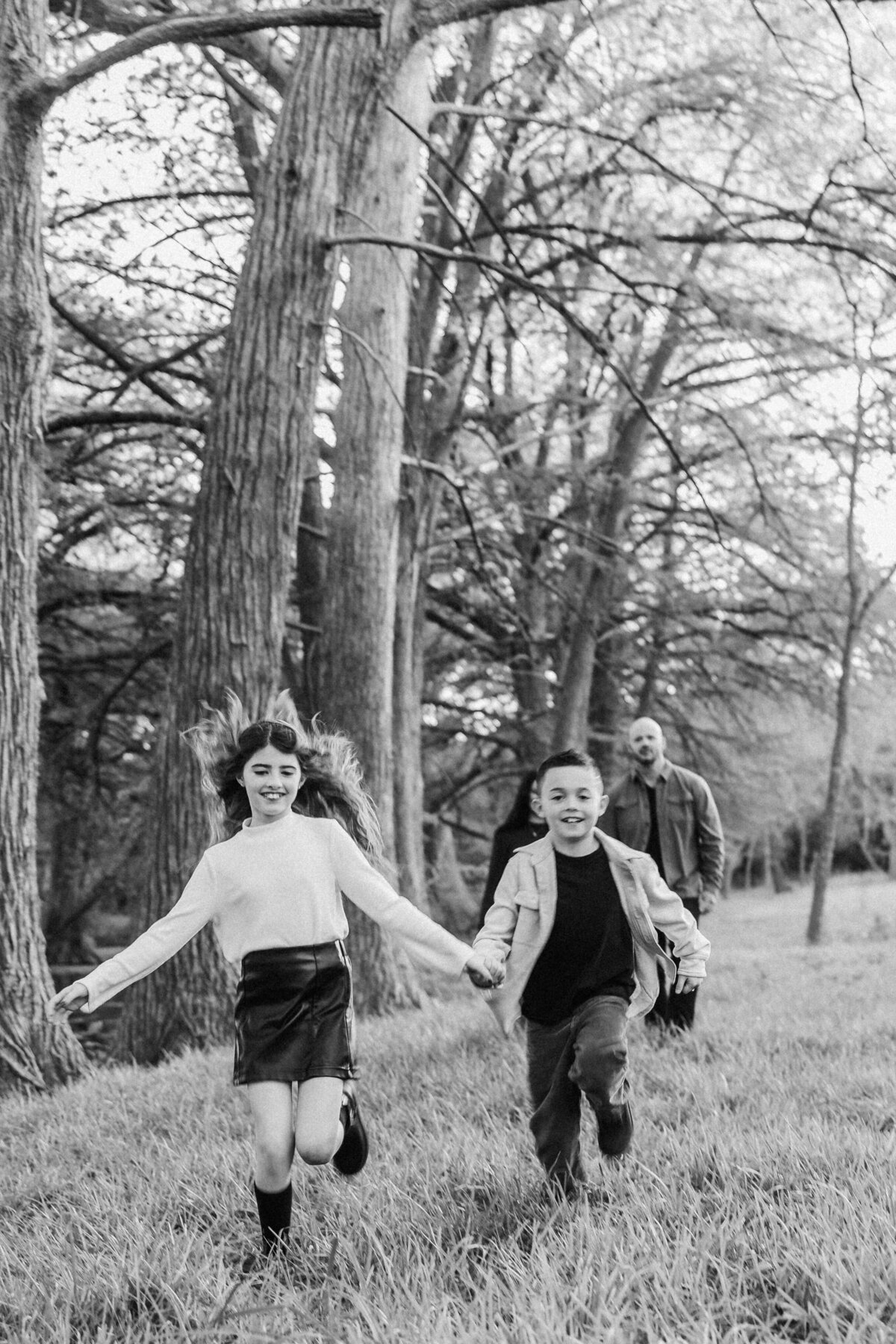 children-run-family-pictures