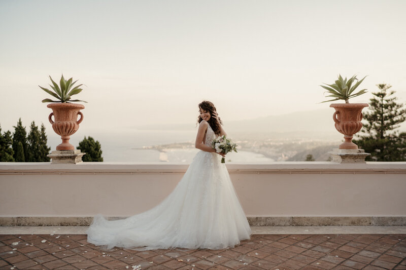 La mariée sur le toit du Belmond Grand Hotel à Taormina, avec une vue imprenable sur la Sicile.