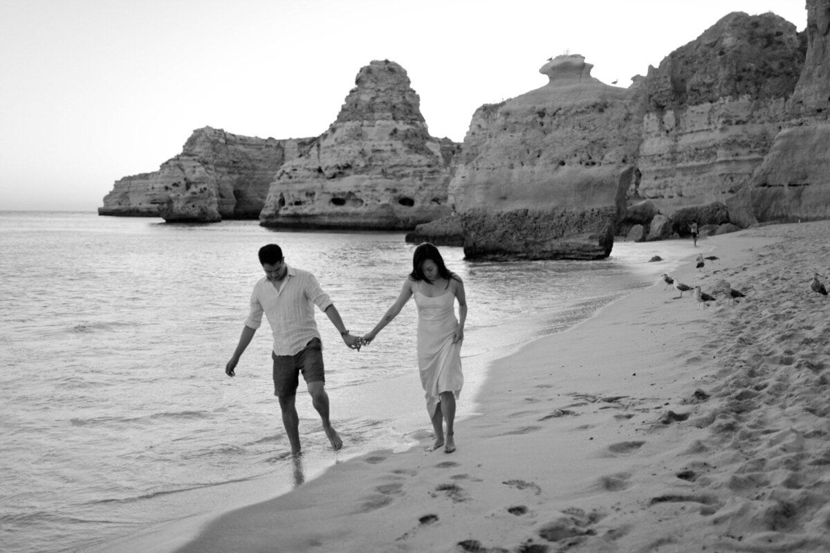 19_Flora_And_Grace_Portugal_Editorial_Wedding_Photographer Lisboa_Wedding_Photographer-137_Natural editorial wedding photographer at the Algarve coast in Portugal. Discover the wedding photography of Flora and Grace.