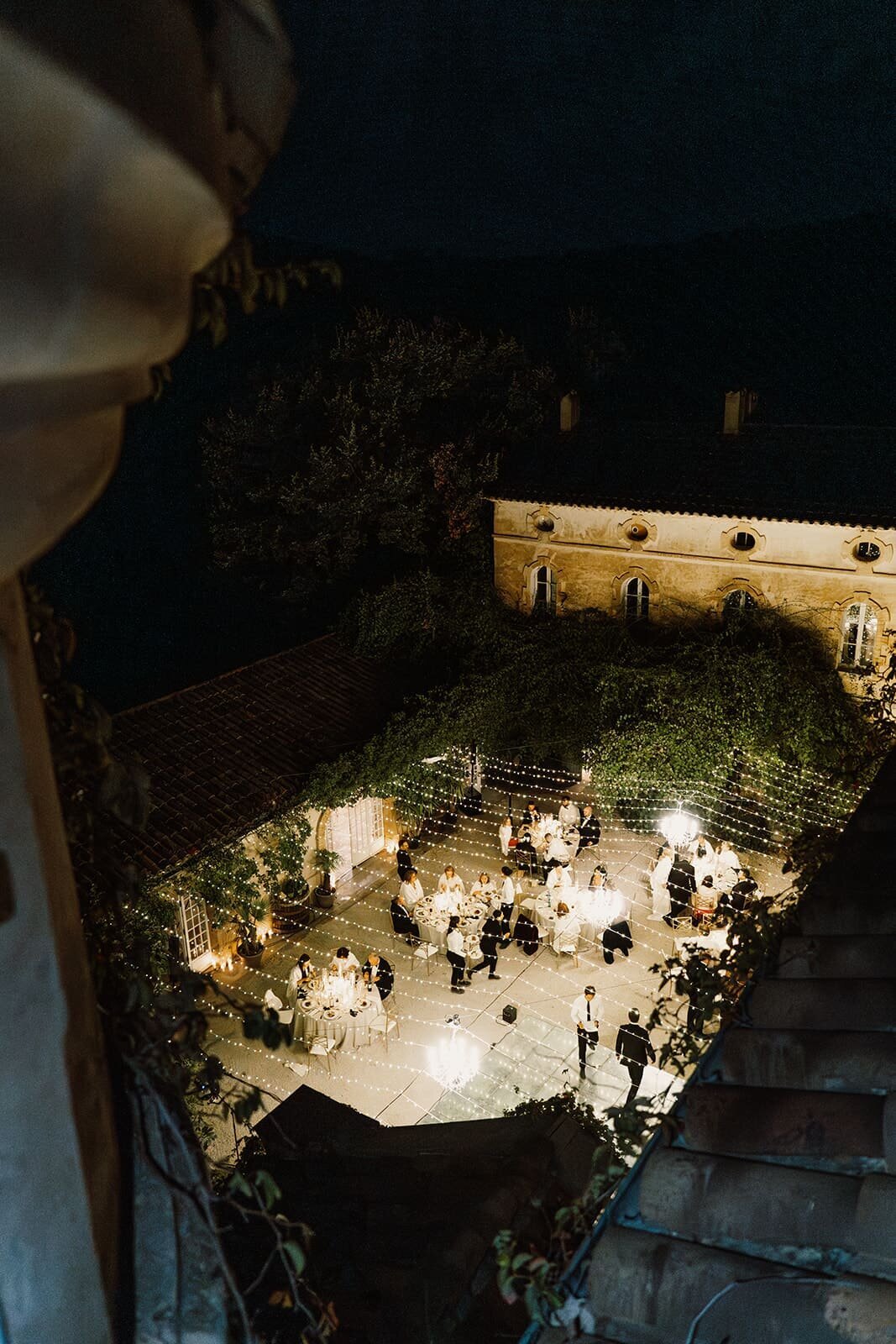 Romantic-courtyard-wedding
