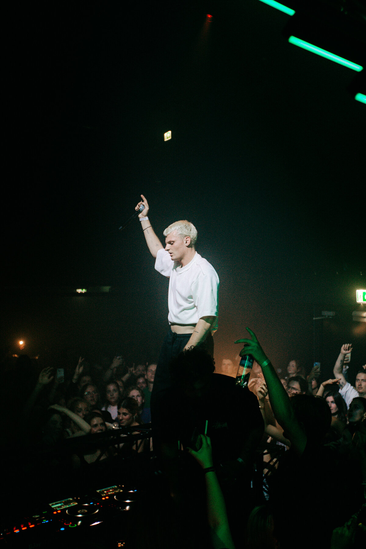 Sam Hofman deelt een lach met een vriend backstage, vastgelegd door Bo Eppink Photography.