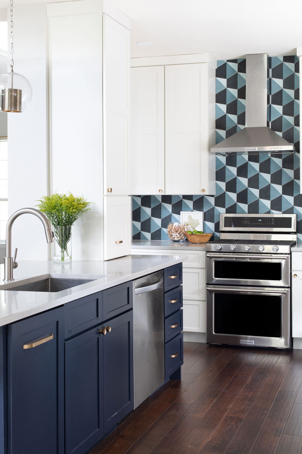 hello-home-austin-contemporary-navy-and-white-kitchen-remodel-patterned-backsplash-dark-wood-floors-11