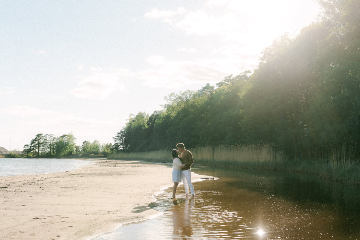 Couple on a beach on a photography session with photographer Hannika Gabrielsson