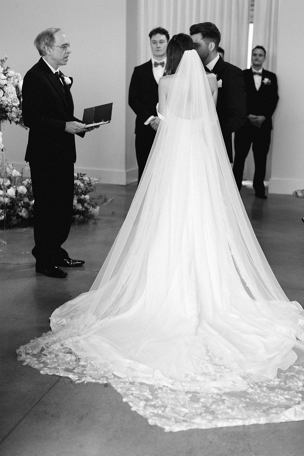 bride-veil-during-ceremony