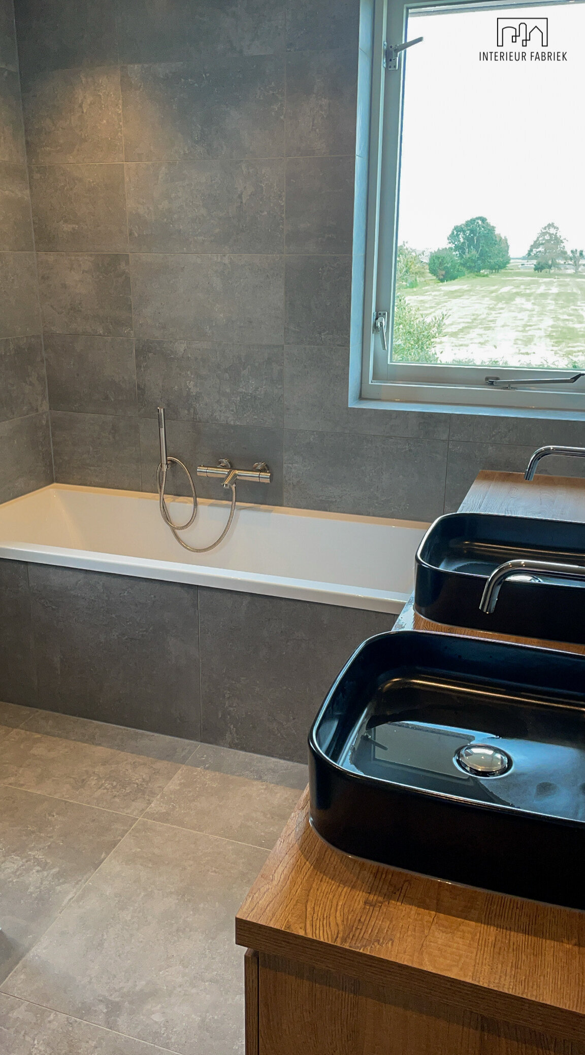Chrome kranen Woerden, Interieurontwerp Woerden, Interieuradvies Woerden, Badkamer Woerden, Badkamerontwerp Woerden, Wit toilet Woerden, Toilet Woerden, Ronde spiegels Woerden, Bad Woerden