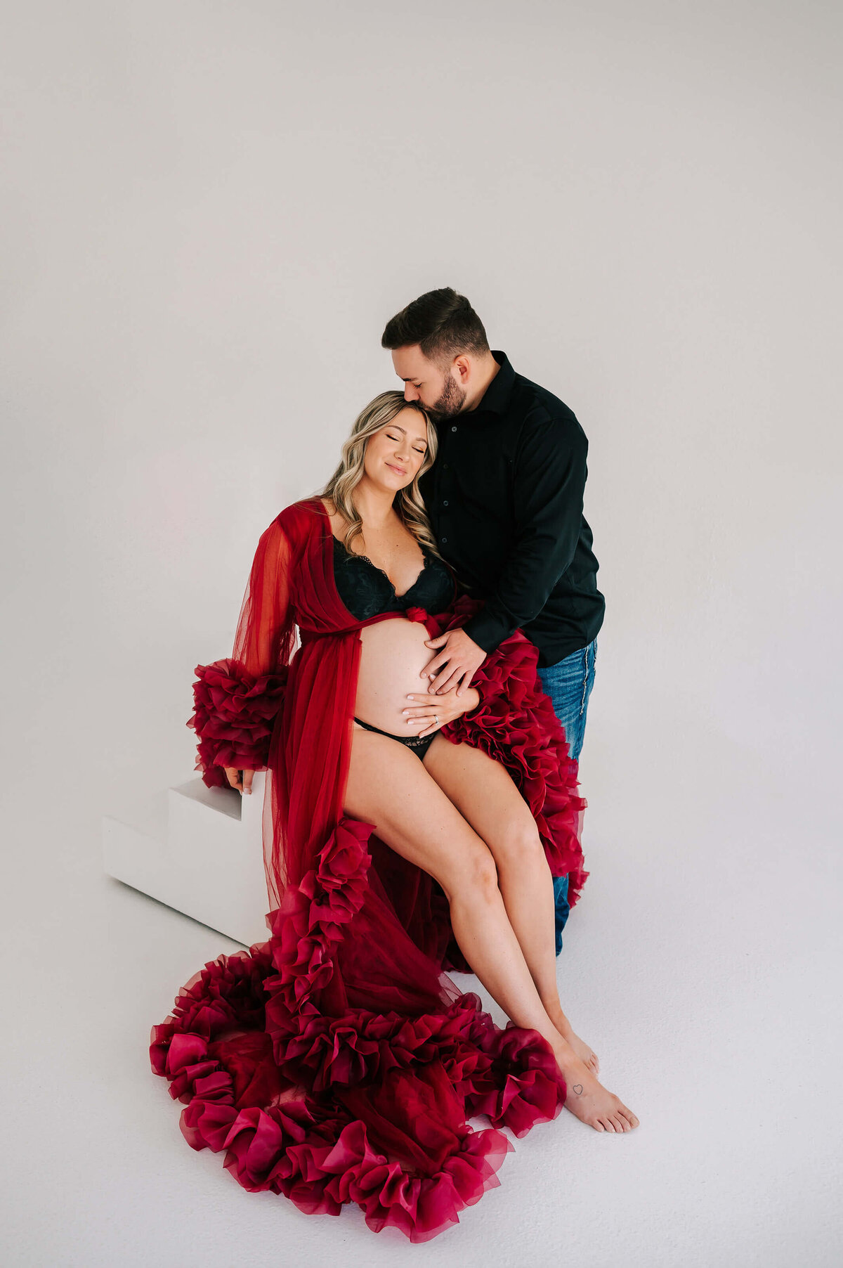 Joplin Mo maternity photographer Jessica Kennedy of The XO Photography caprureshusband kissing pregnant wife's forehead