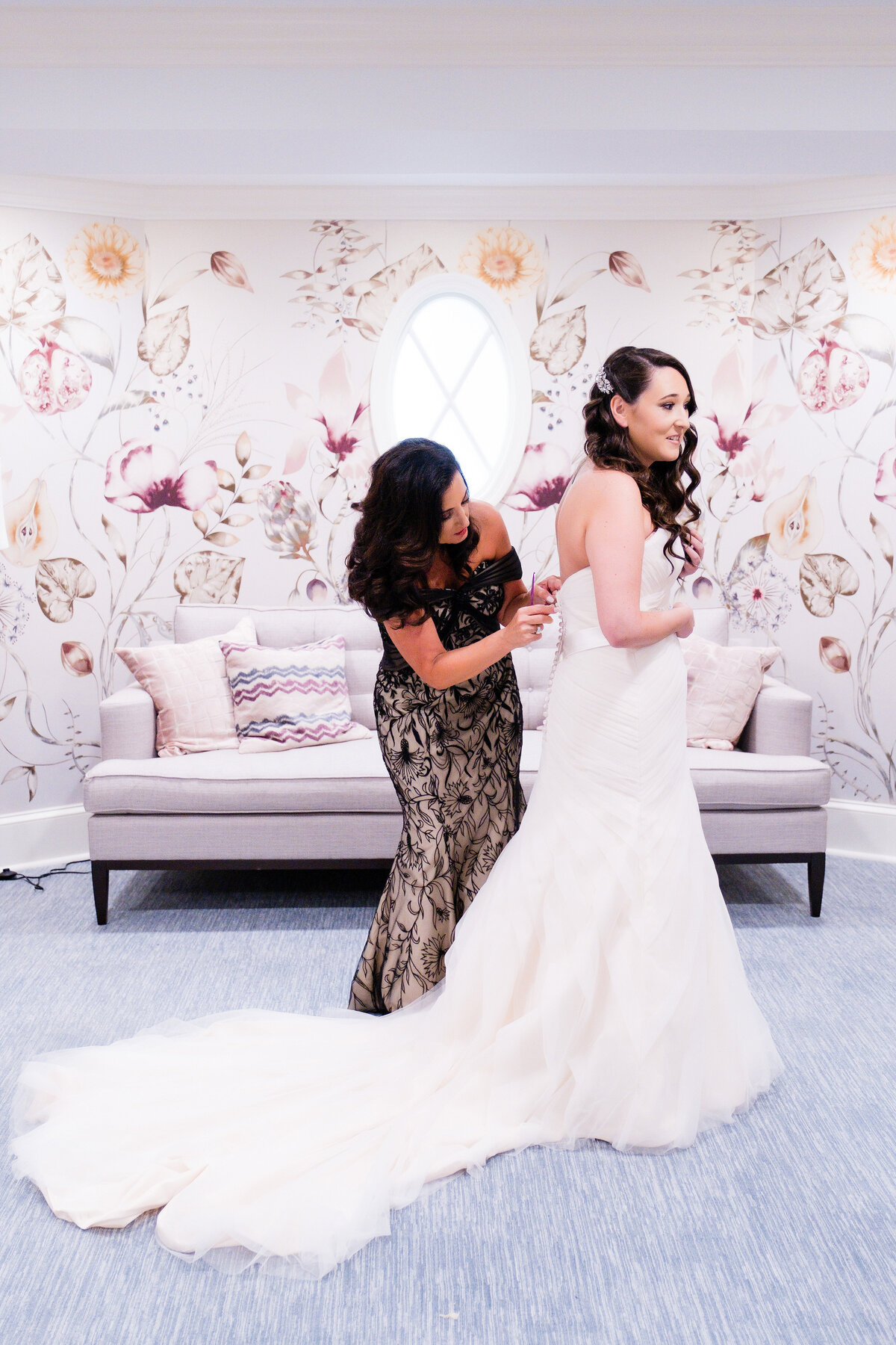 bride getting ready at Allegheny Country Club in Sewickley