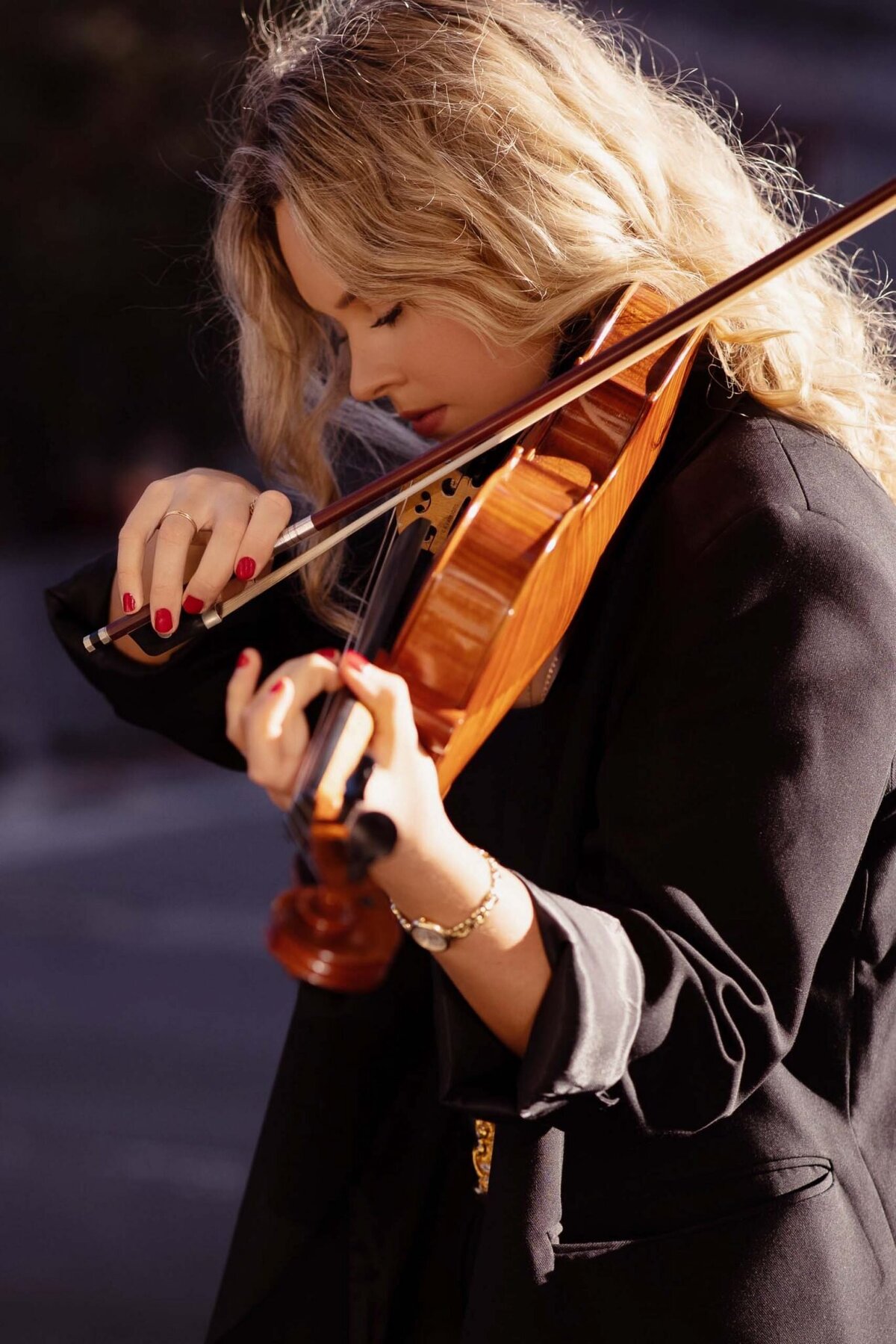 Eve-Constance-Photography-musician-with-violin-5-1366x2048