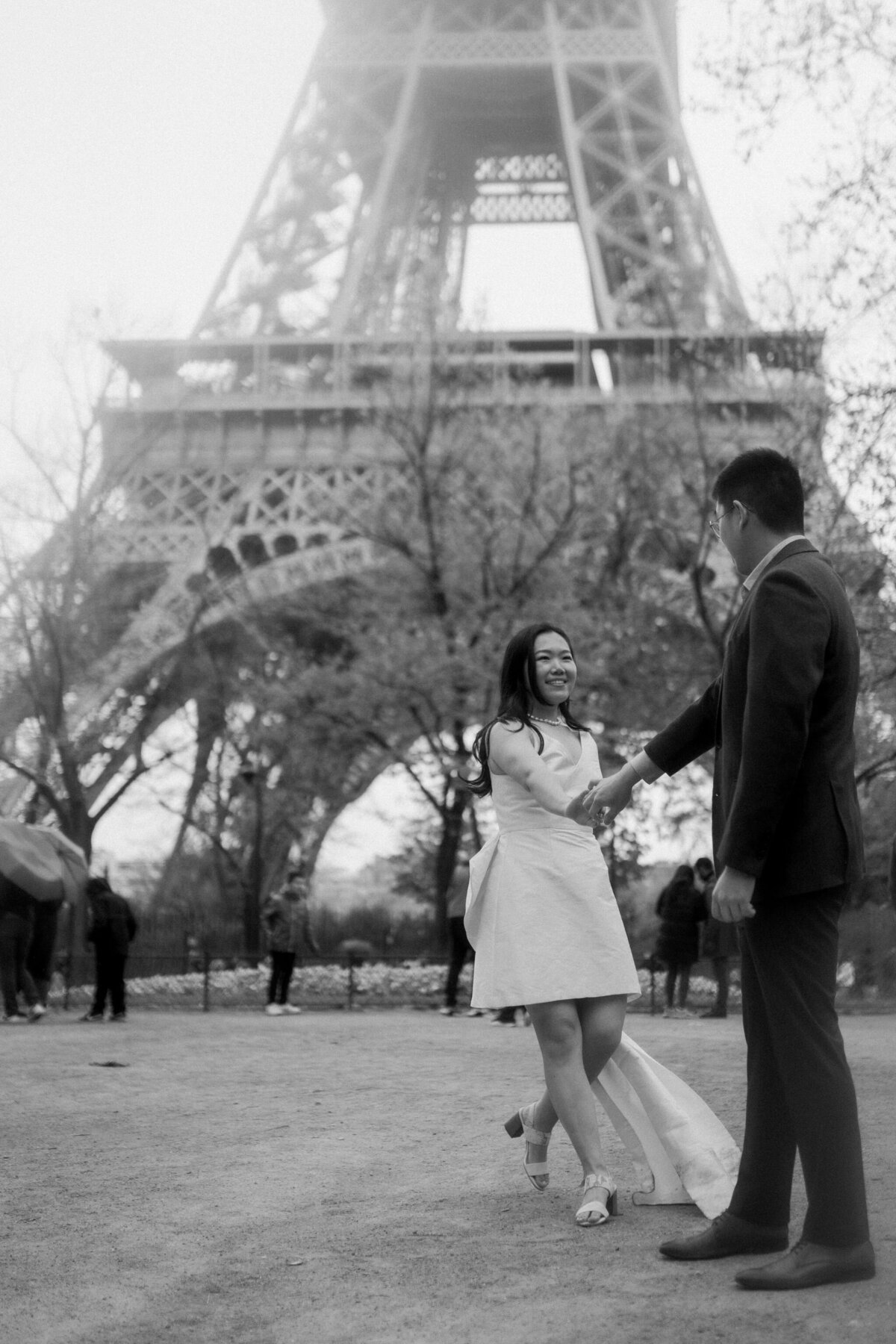 109-Paris-Engagement-Cinematic-Romance-travel-Editorial-Luxury-Fine-Art-Lisa-Vigliotta-Photography