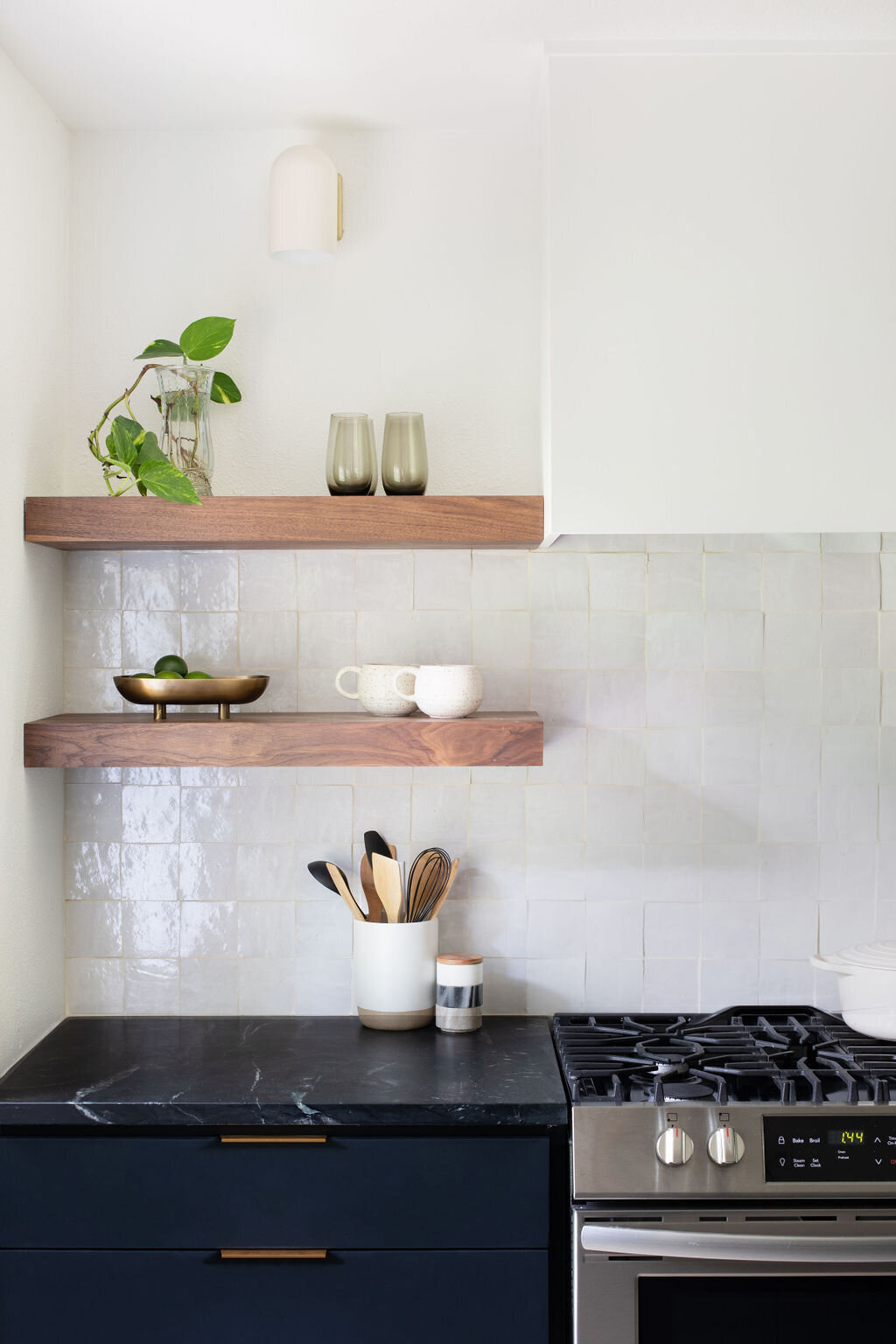 hello-home-austin-black-scandinavian-kitchen-waterfall-peninsula-zelliege-backsplash-black-cabinets-4