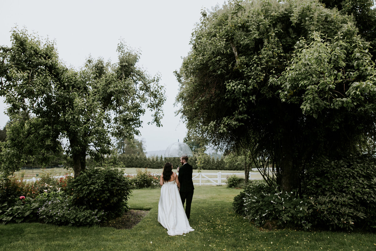 Hazelwood-photo-Oregon-photographer-Barn-Kestrel-wedding