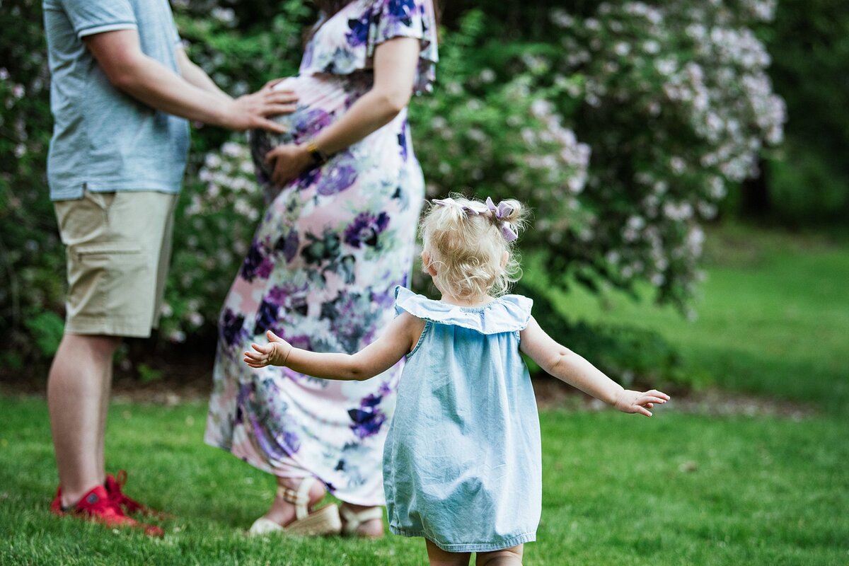 family maternity pictures at park