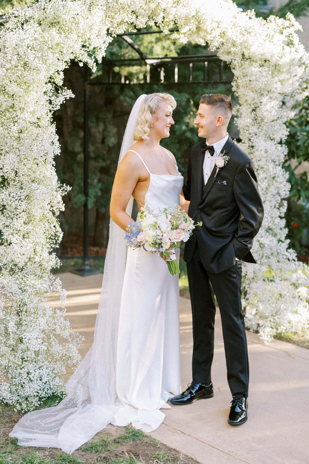couples-portrait-under-babys-breath-arbor