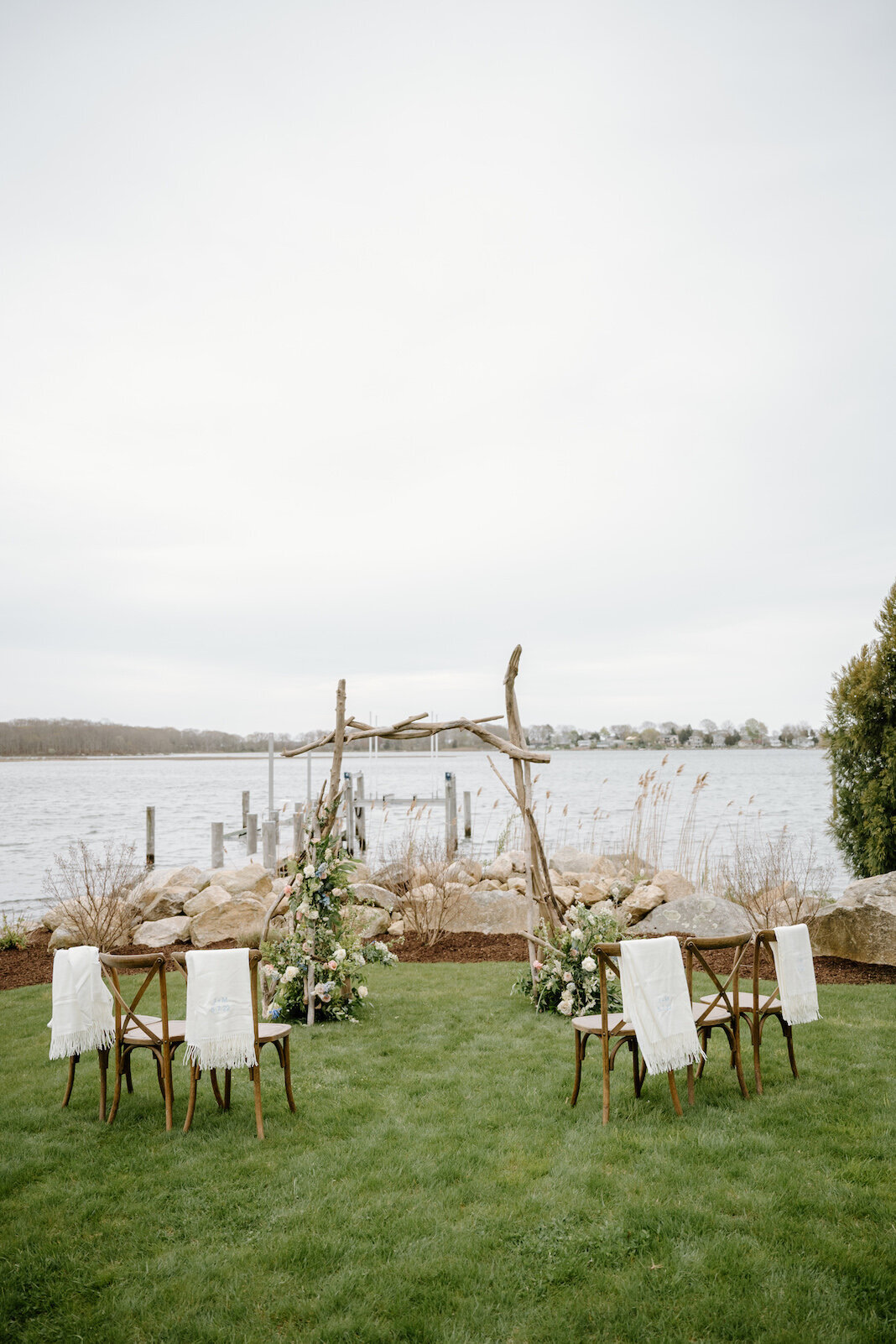 mystic-ct-coastal-wedding-flowers-tableware-rentals-petals-_-plates-80