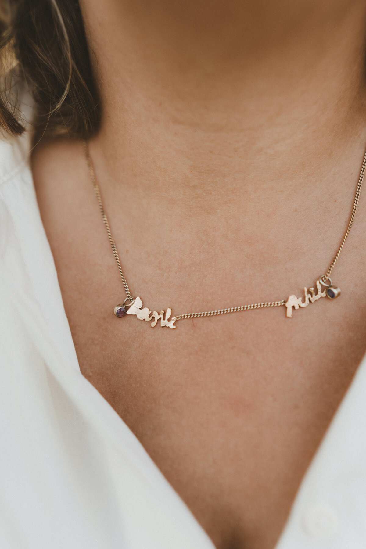 Close-up foto van een ketting rond een moeder haar nek.