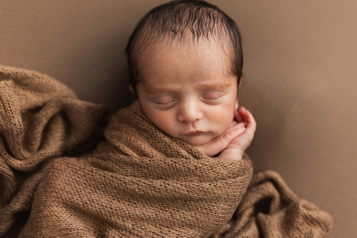 Newborn_baby_in_brown_wrap