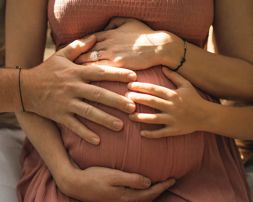 expecting-mom-with-family-spokane-photographer