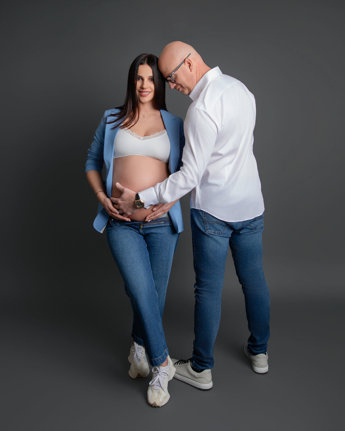 maternity-couple-jeans
