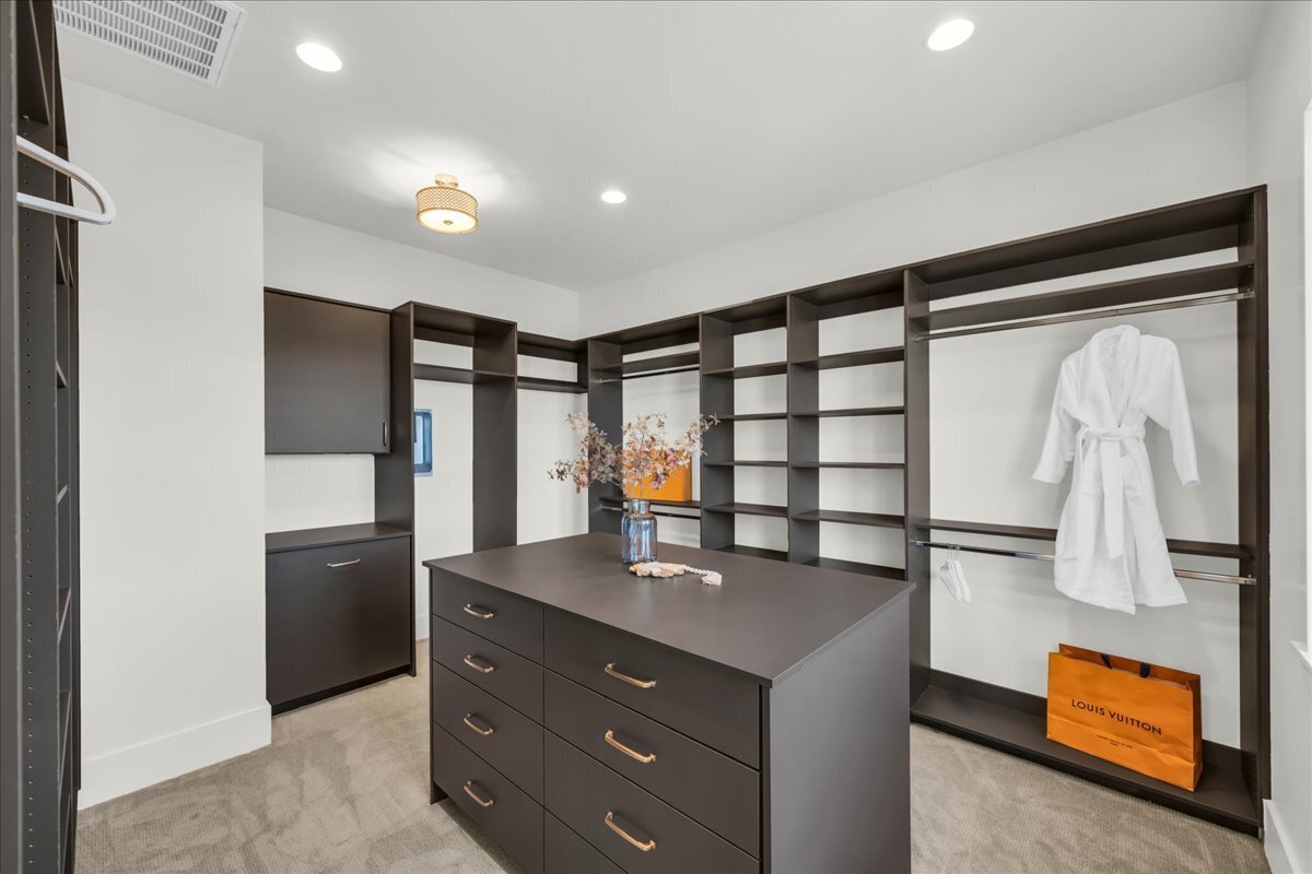 Red Cliffs Temple Lane Primary Closet