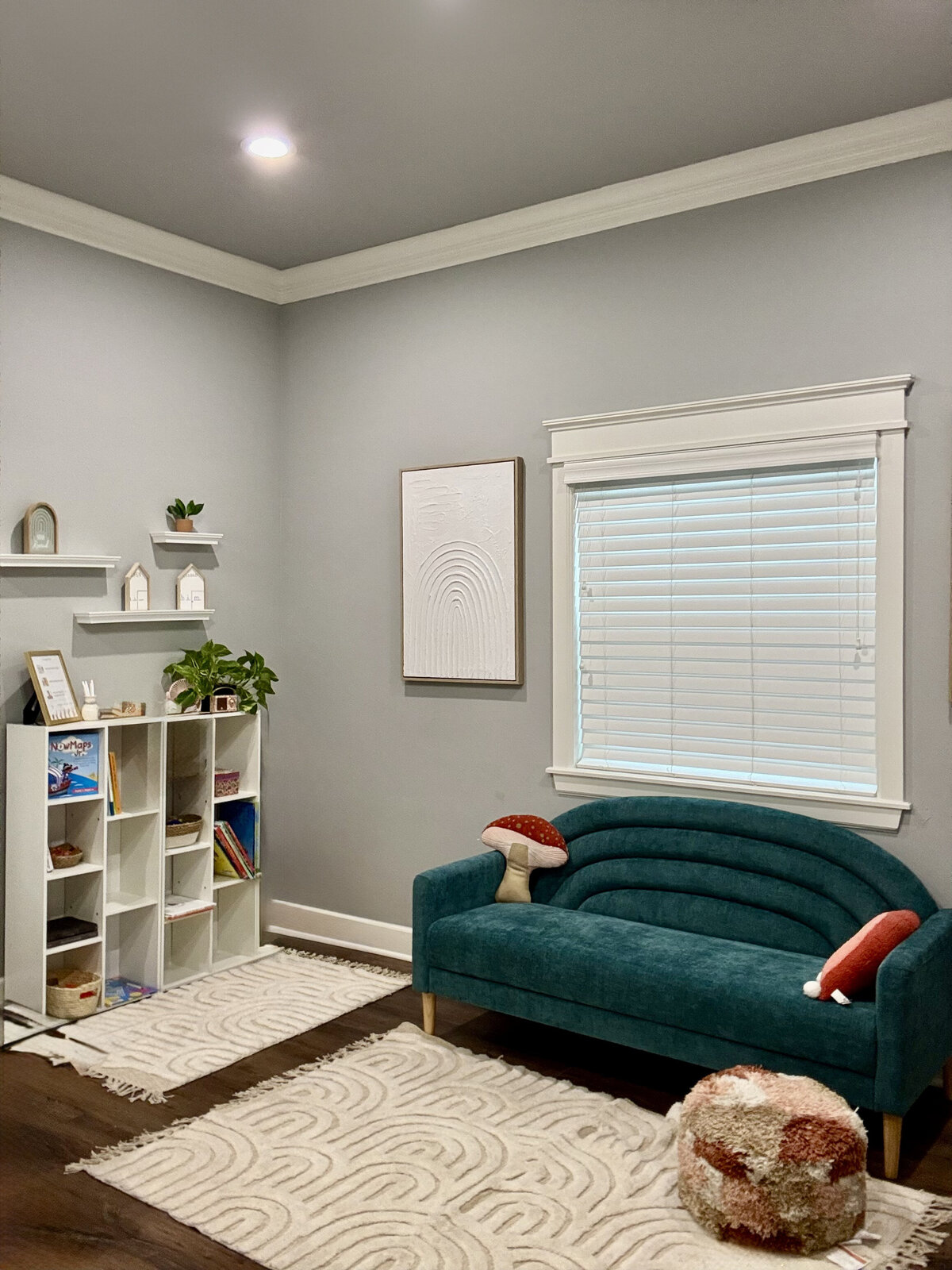 A bright and inviting classroom with cozy reading spaces, sensory-friendly materials, and a supportive learning environment for kids with dyslexia.