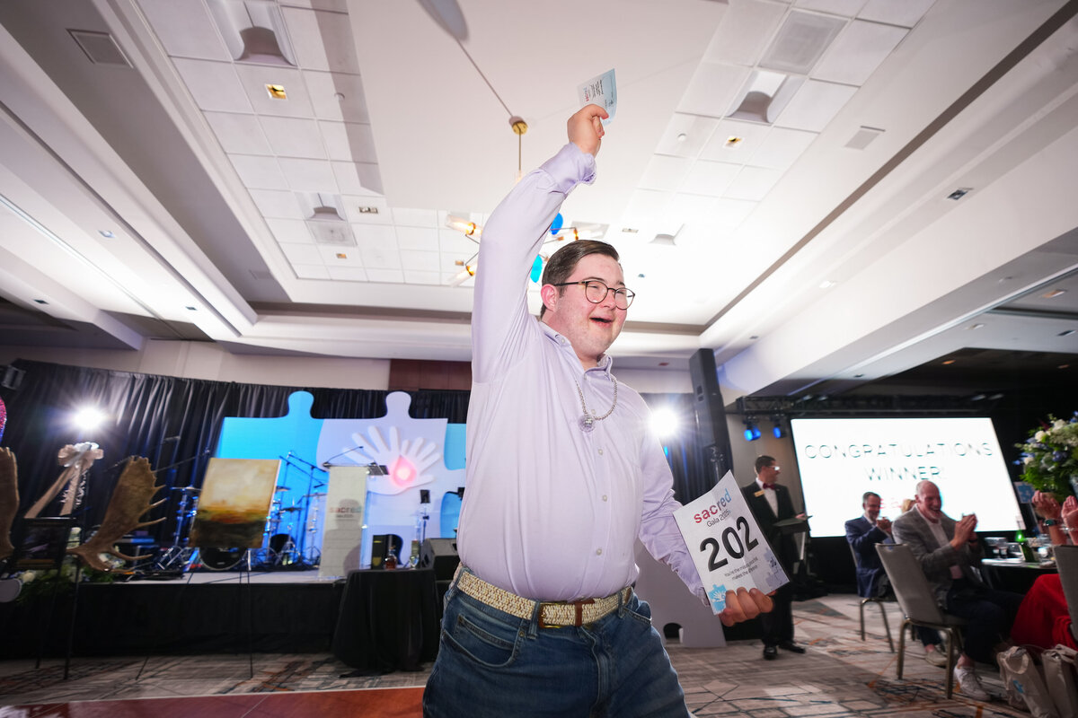 kansas-city-event-photography-0081-guest-celebrating-with-raised-arm