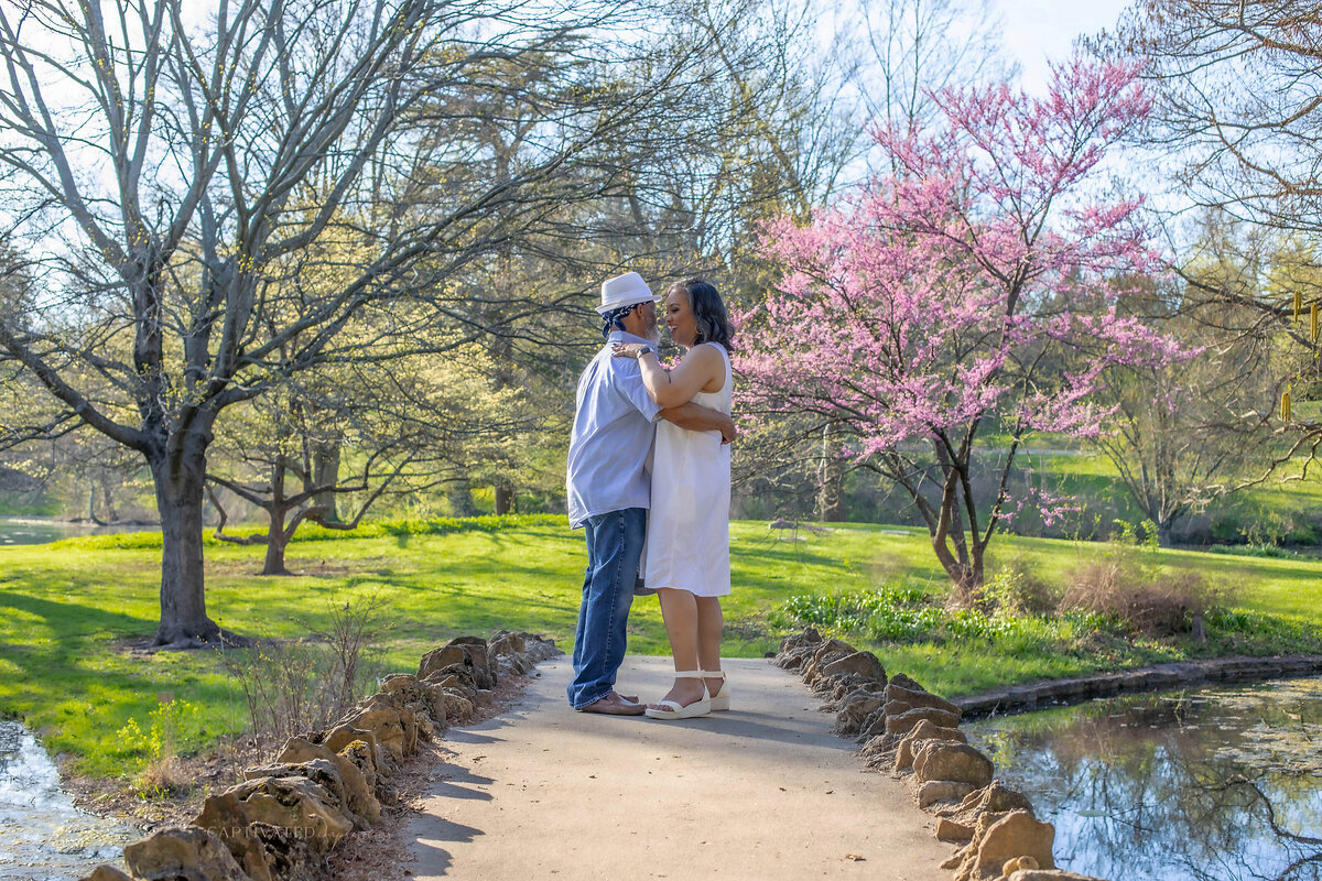 Couple-engagement-session-kissing (2)