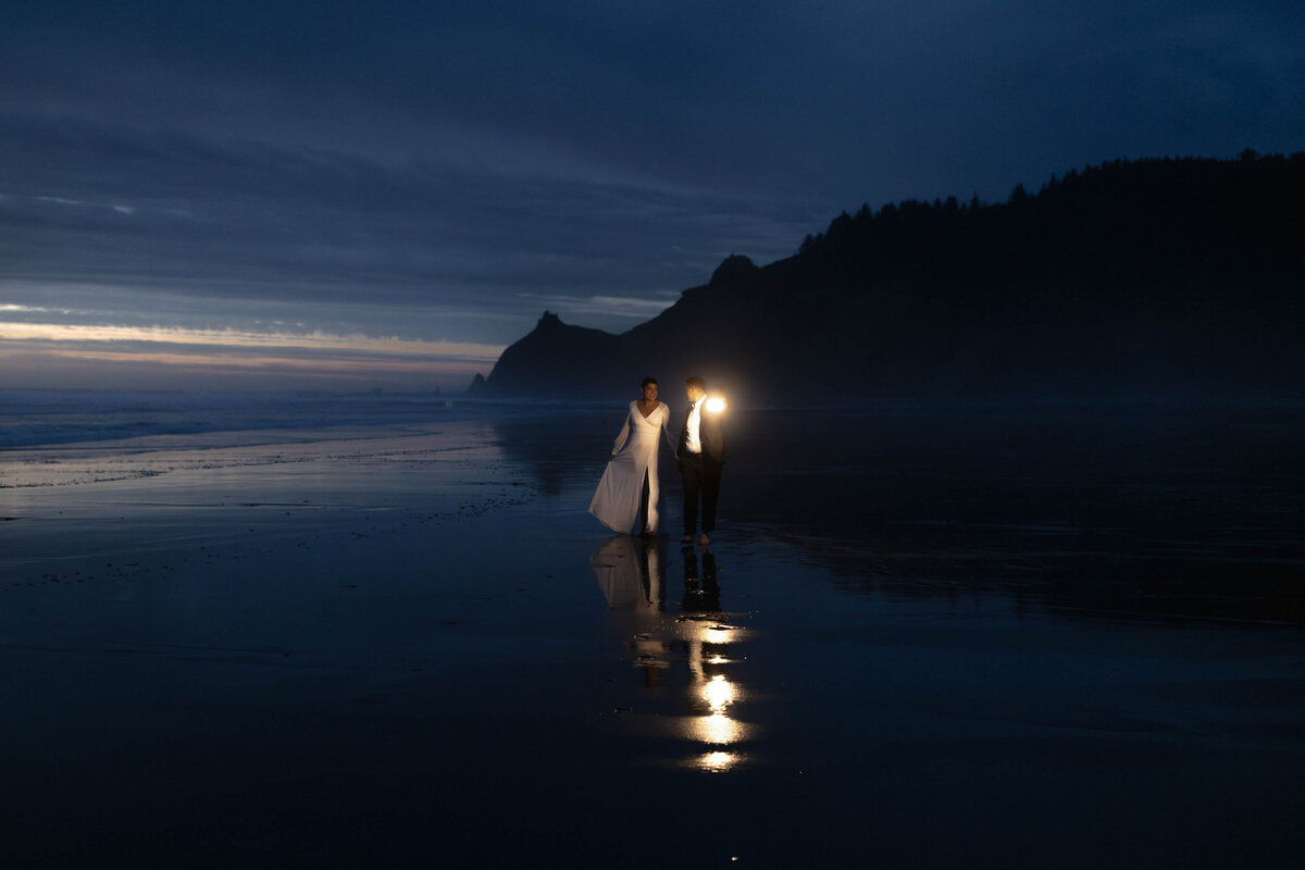 oregon-coast-elopement-lantern-blue-hour-22