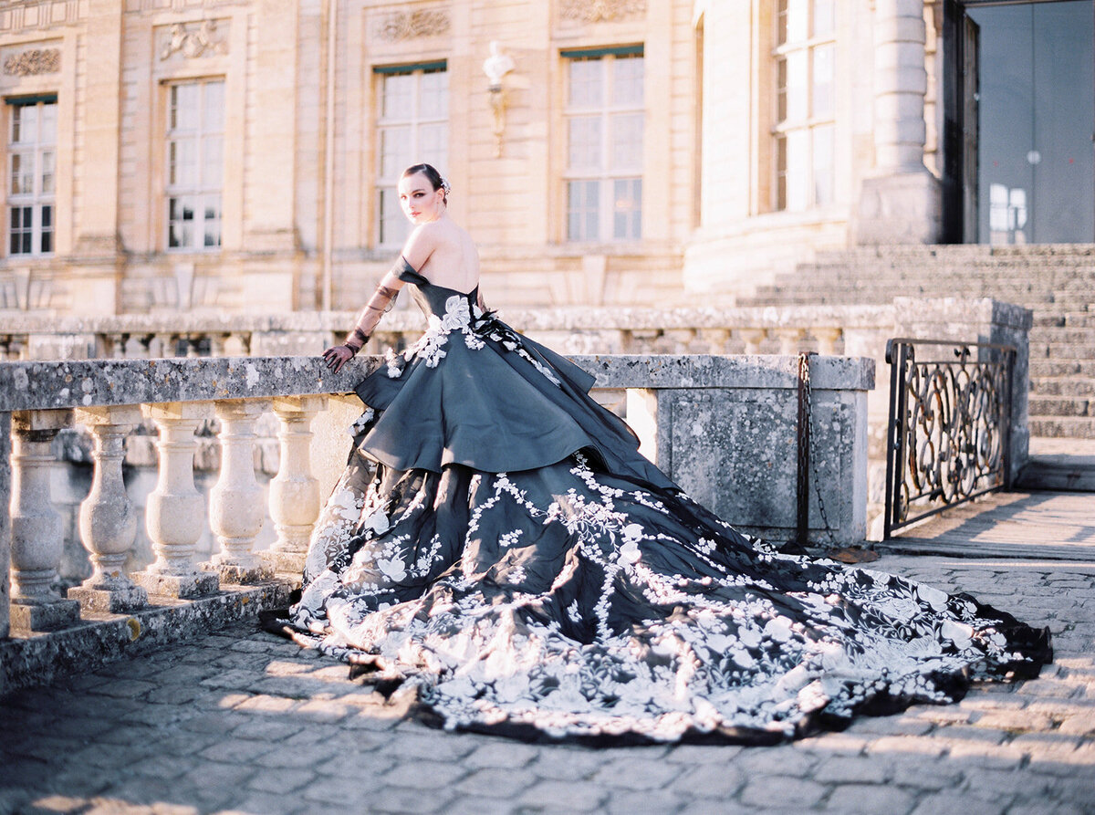 The photo at Chateau Vaux le Vicomte, one of the top destination wedding venues in France, was taken by photographer Audrey FORA. In addition to the photographer, East West Films Videographers also captured the beautiful scene.