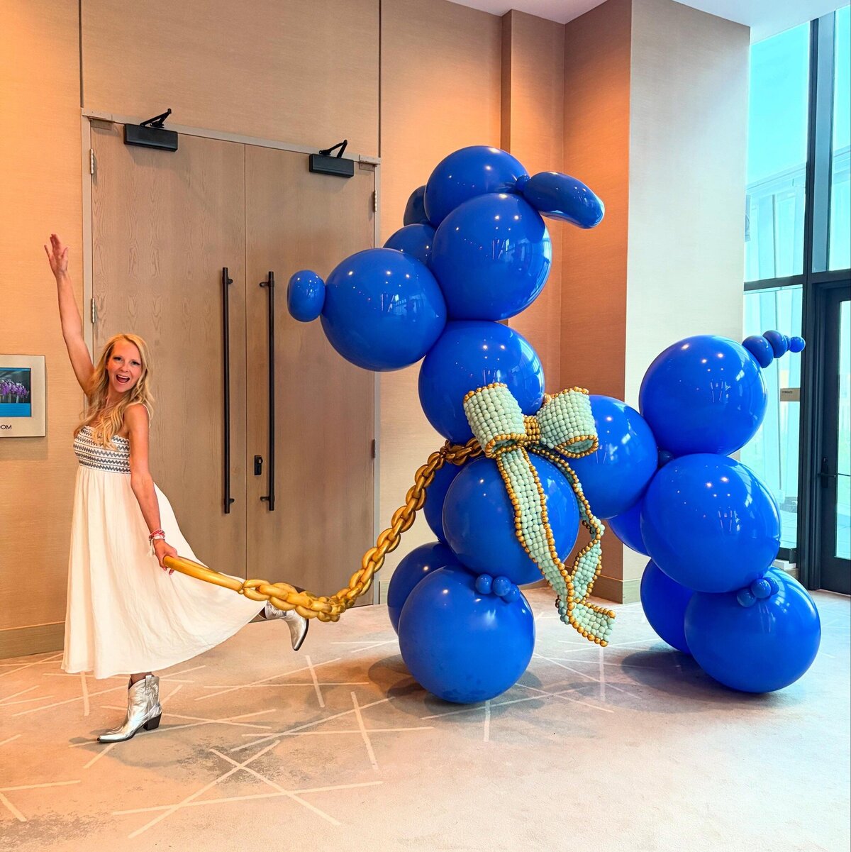 giant blue balloon dog