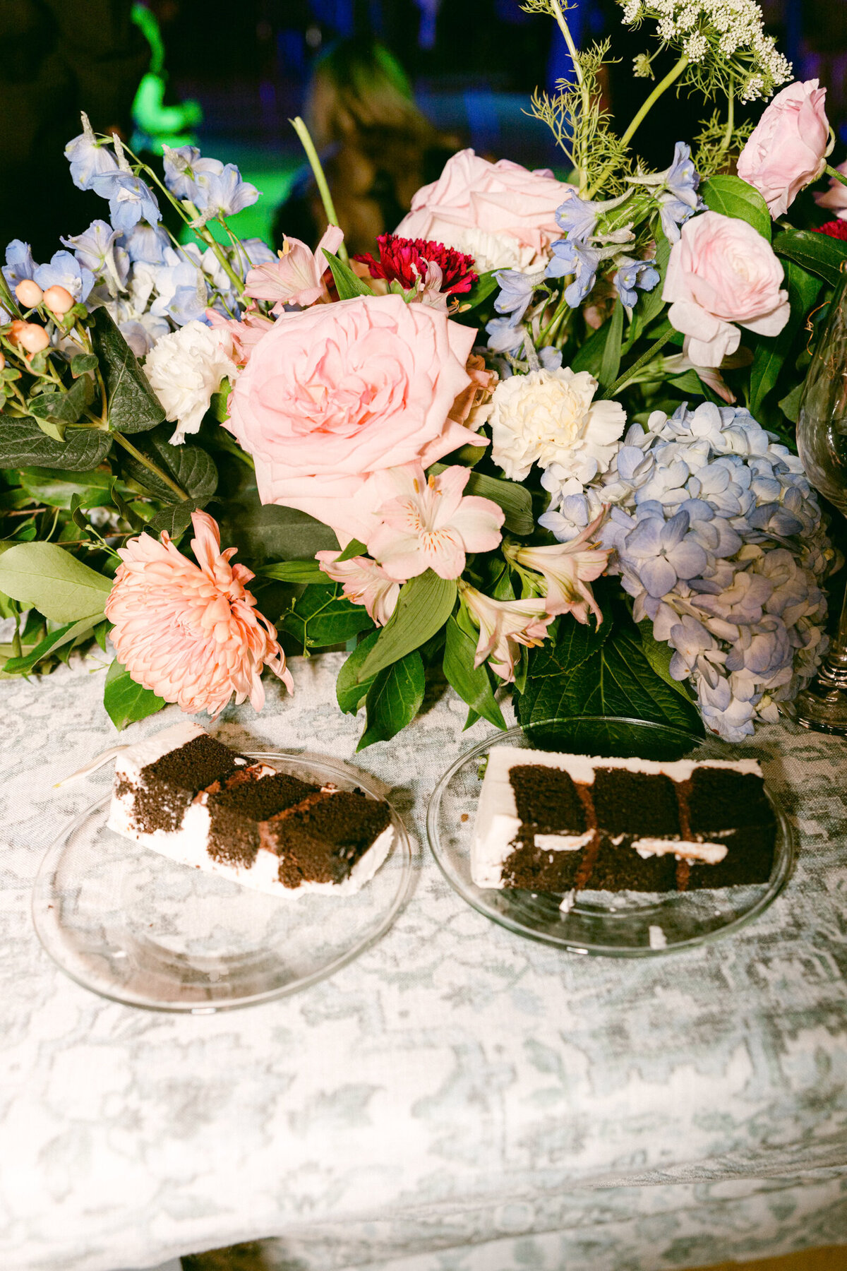 A wedding day photo of the florals on dinner tables at the reception at Crystal Bridges Museum of American Art