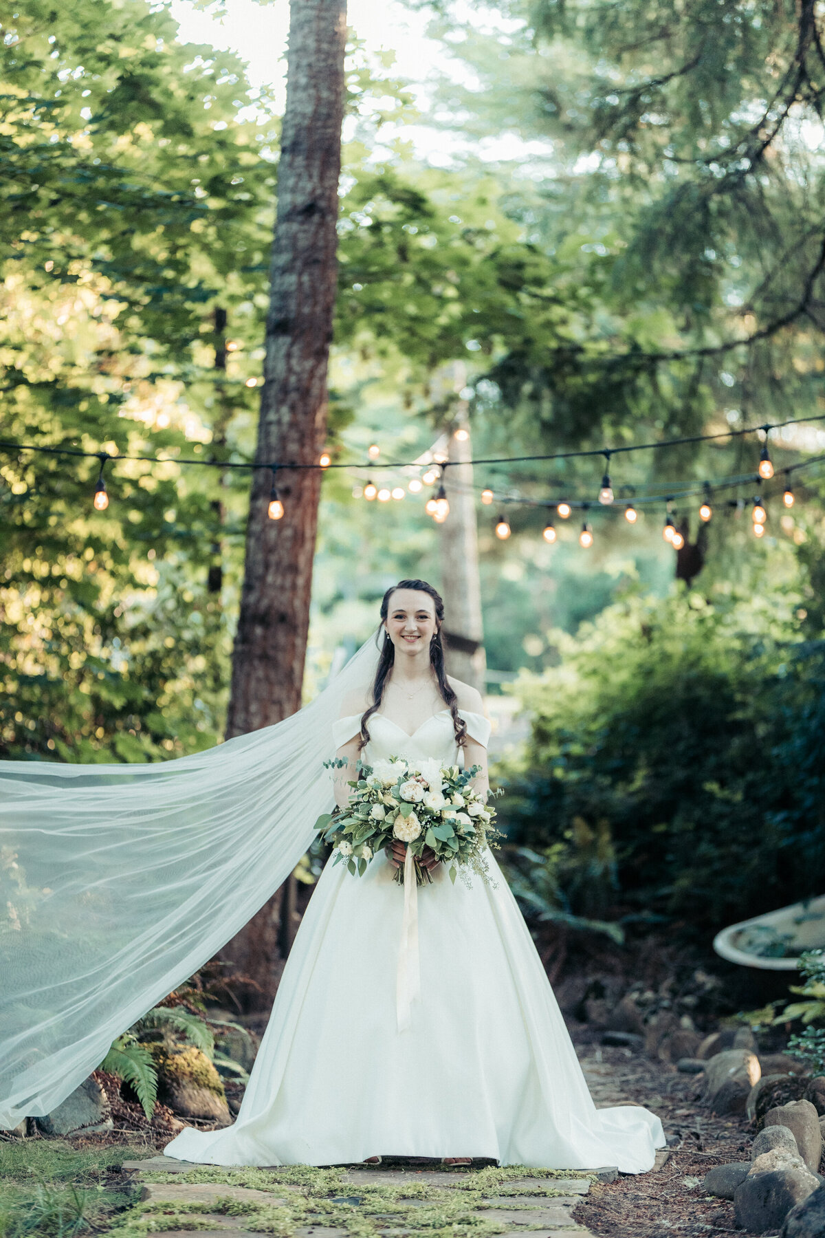 RIVERSIDE WEDDING IN THE OREGON