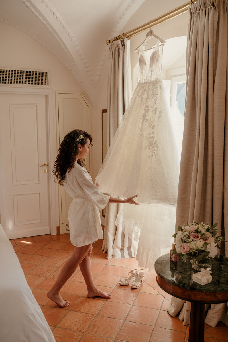 Préparatifs de la mariée au Belmond Grand Hotel à Taormina, dans le cadre d’un mariage à l’étranger en Sicile.