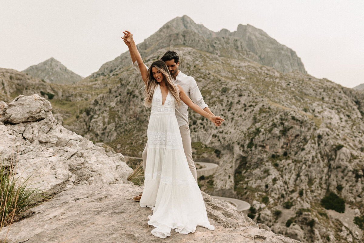Brautpaar auf einem Felsen im Tramuntana Gebirge auf Mallorca