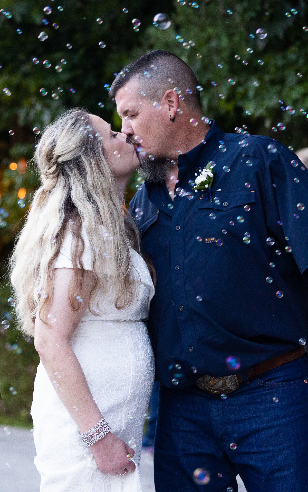 bubbles blowing around bridal couple kissing at mountain willow manor by amanda richardson photography
