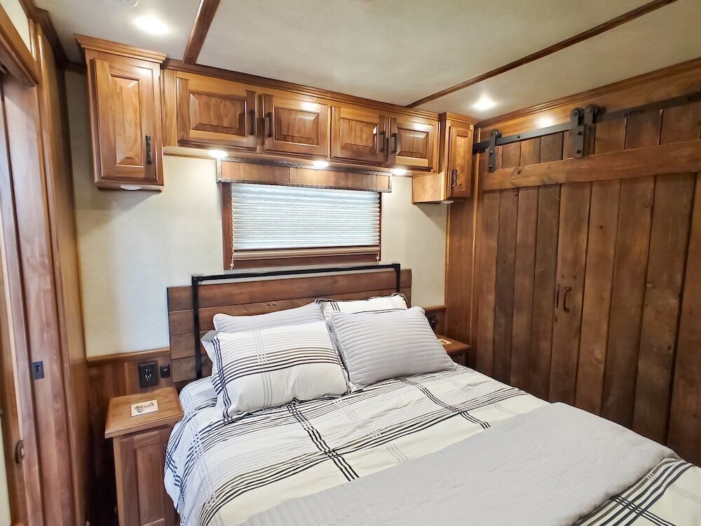 luxury-living-quarter-horse-trailers-trail-boss-conversions-nose-13