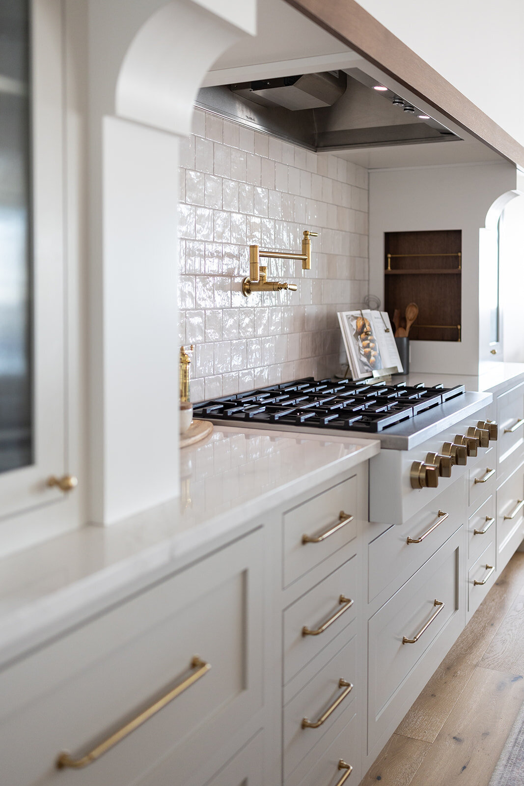 michele rosenboom design cozy colonial kitchen 12