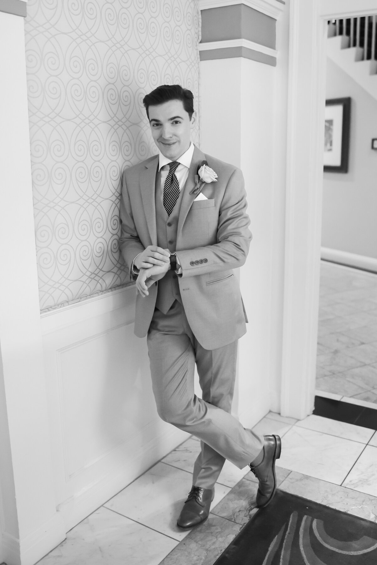 groom-leaning-against-wall