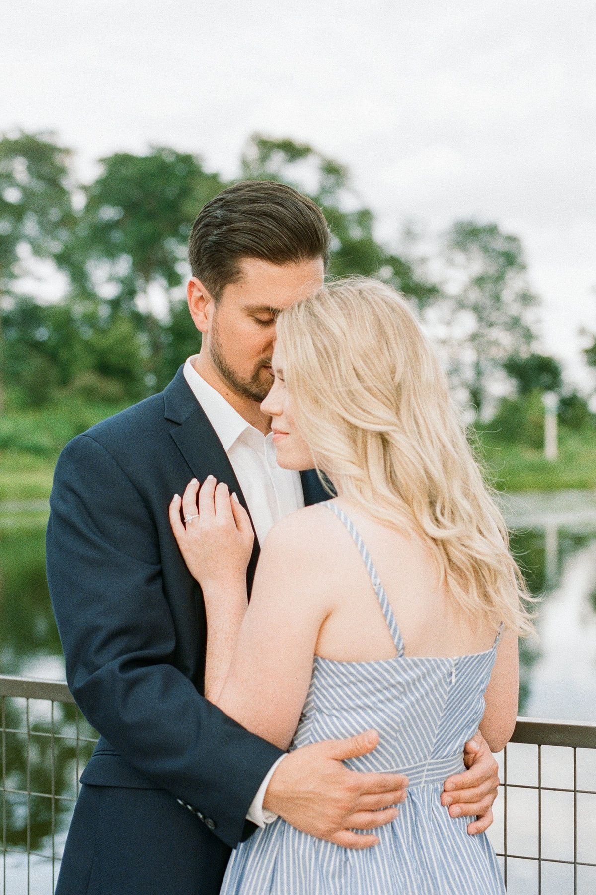 lincoln-park-chicago-engagement-photo