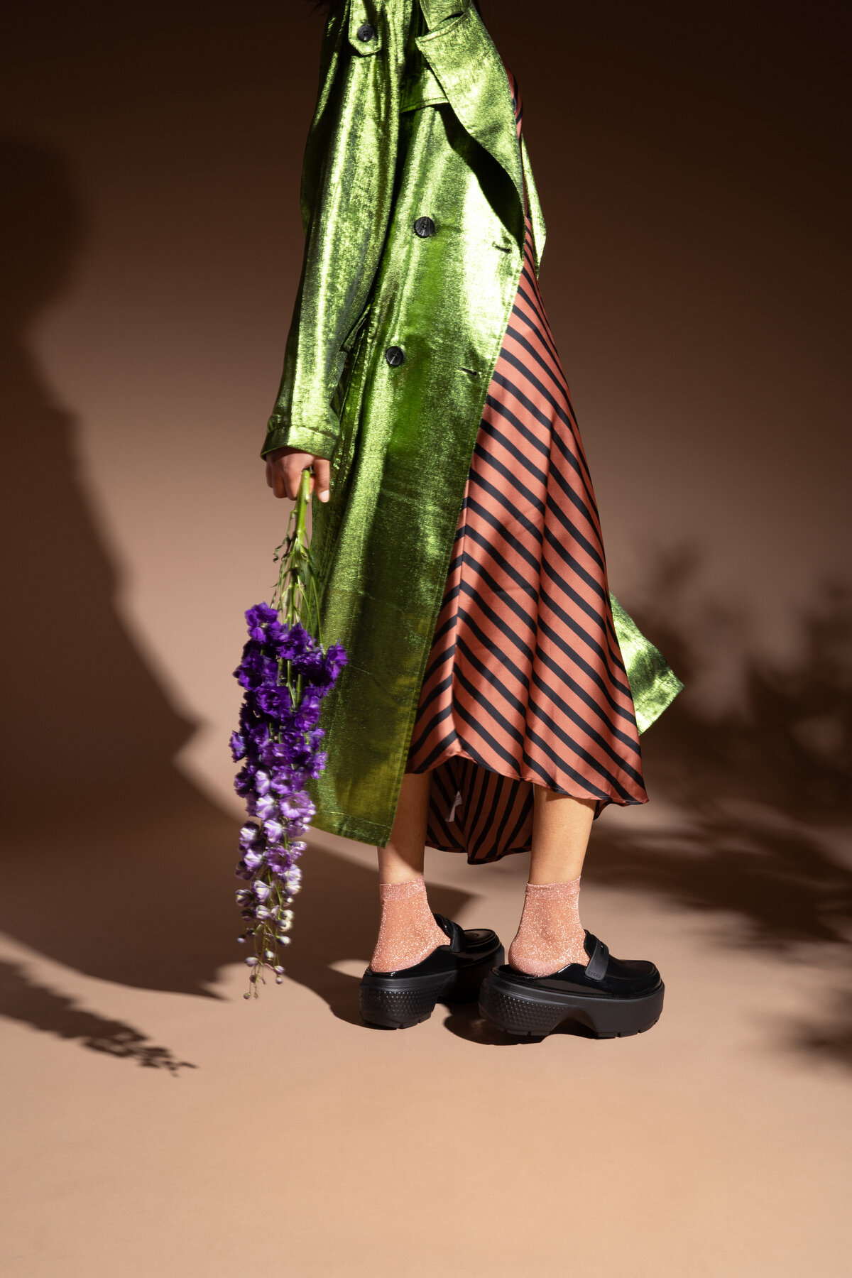 Crocs_r2_S3_2024_Dark-Romance_On-Figure_210659-001_1715-387nc60z8e