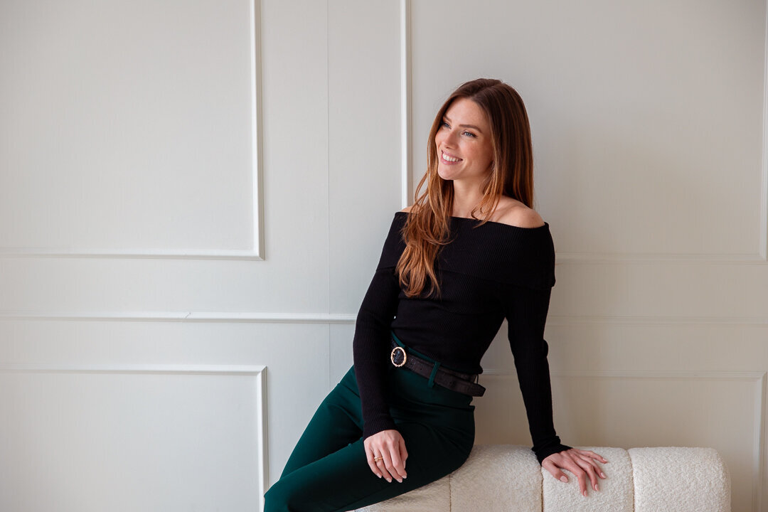 Vrouwelijke ondernemer poseert tijdens branding fotoshoot op locatie