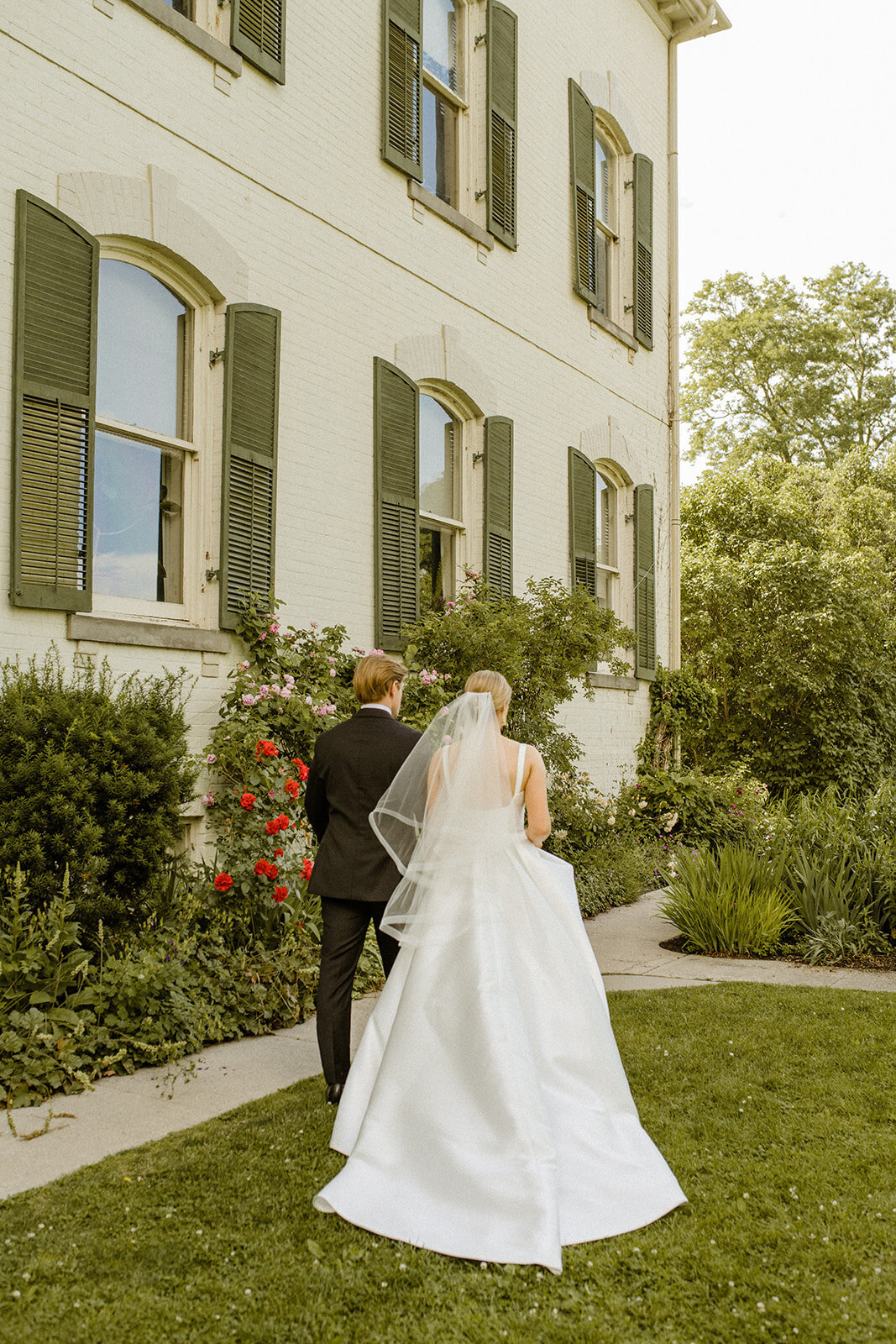 toronto-downtown-spadina-museum-the-great-hall-wedding-couples-session-summer-torontovibes-romantic-whimsical-artsty-indie-movie-551